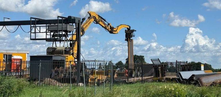 ZZ damwanden worden in de oever geplaats met machine